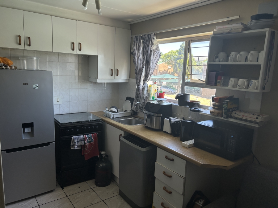 To Let 1 Bedroom Property for Rent in Oakglen Western Cape